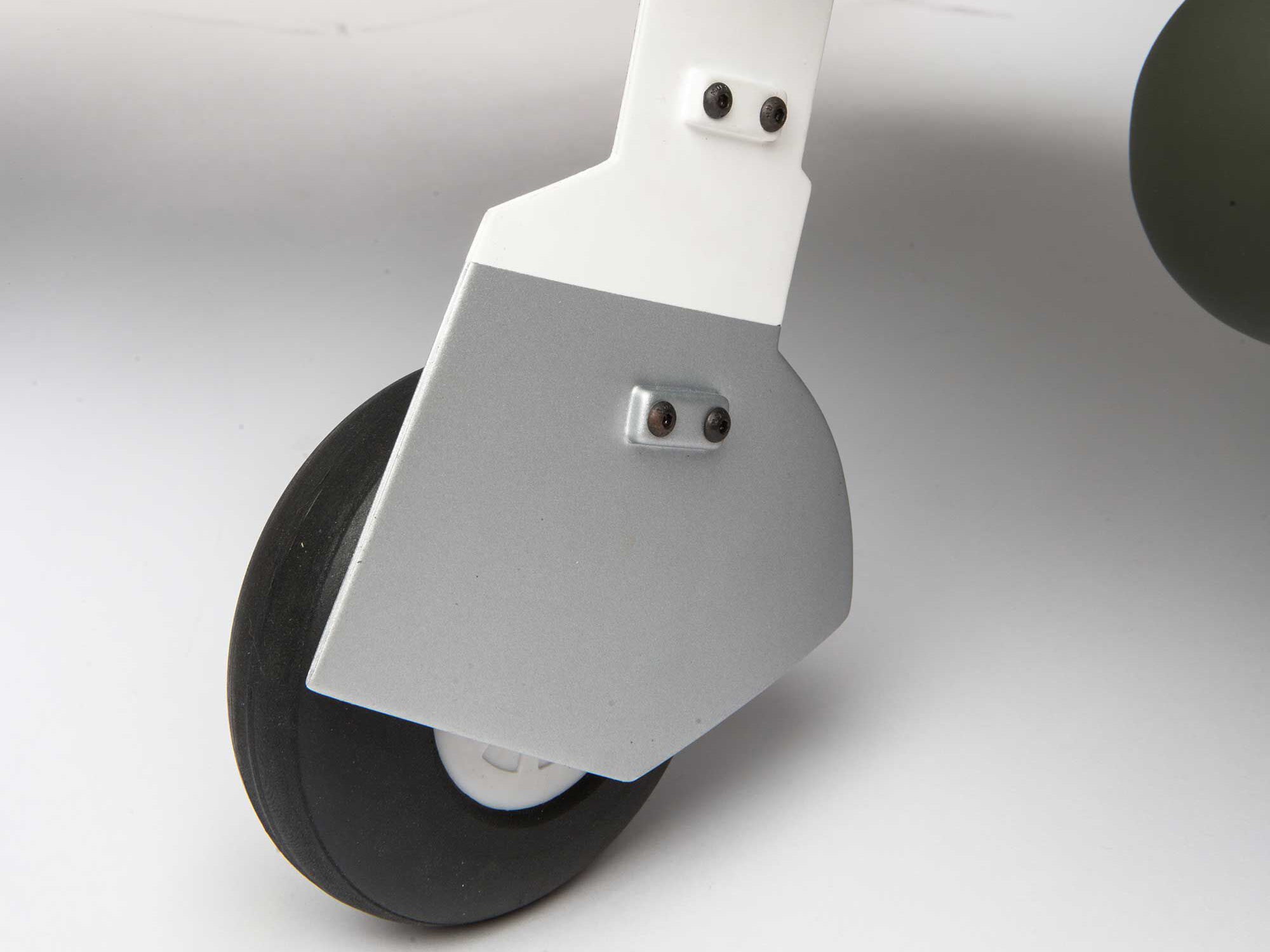 Hangar 9 P-47D Thunderbolt 20cc ARF 67" HAN2990B