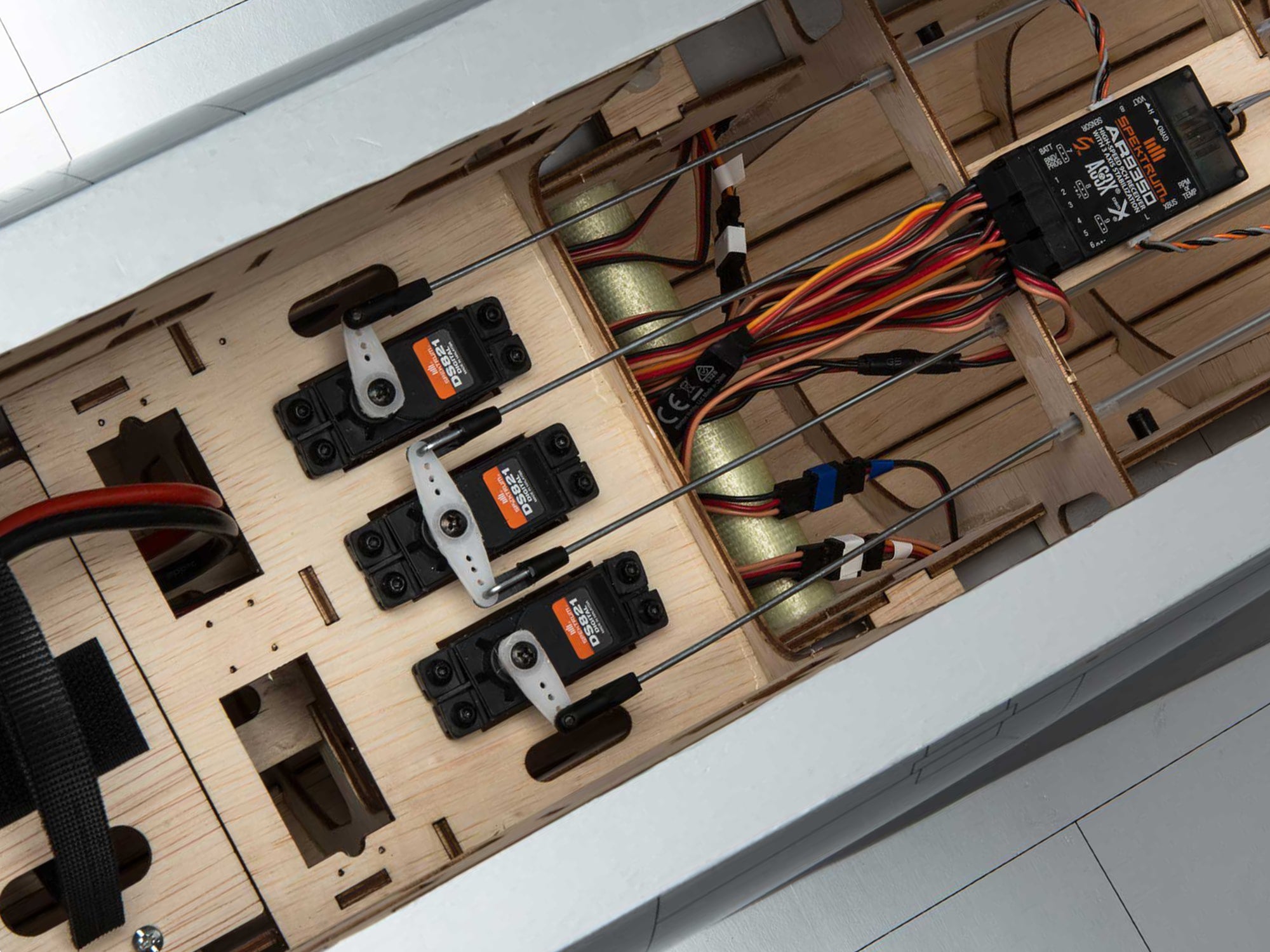 Hangar 9 P-47D Thunderbolt 20cc ARF 67" HAN2990B